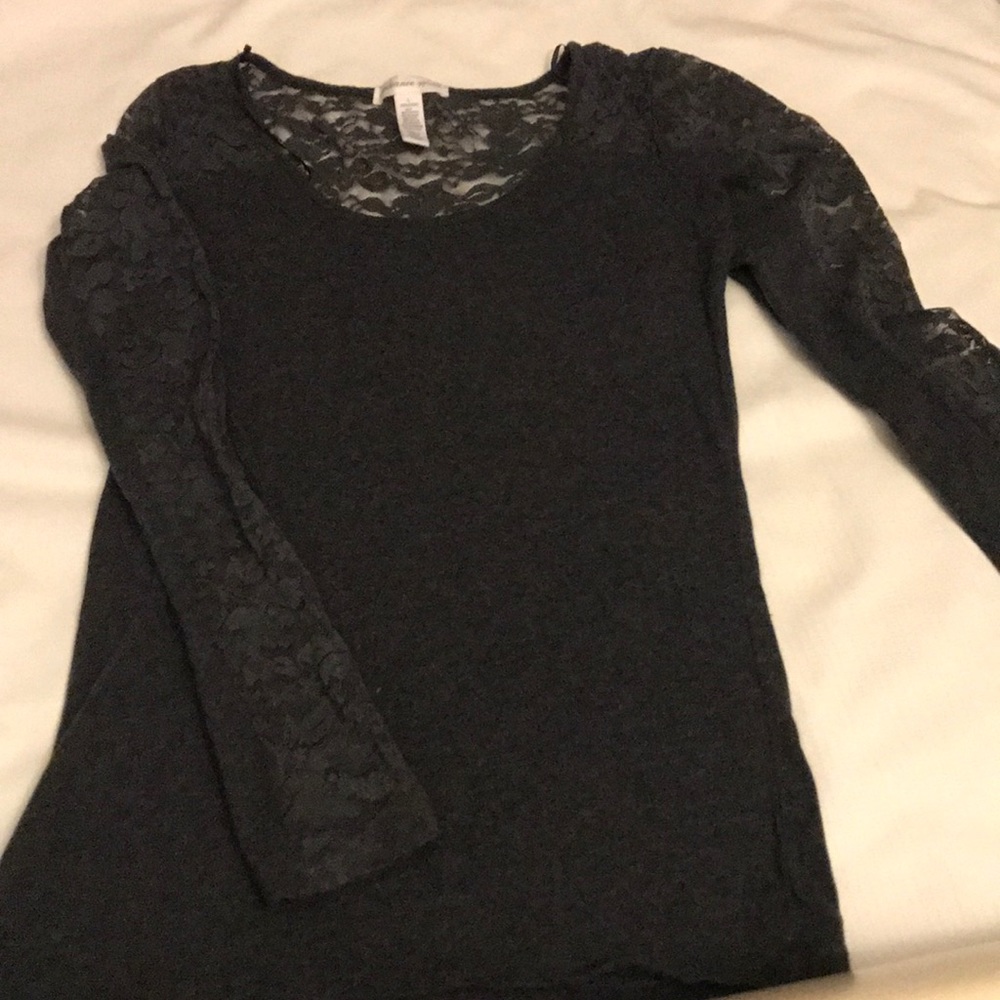 Gray blouse with flower crochet sleeves